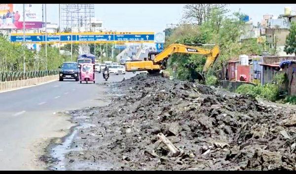 एक्सप्रेस वे पर कचरे का ढेर... 
