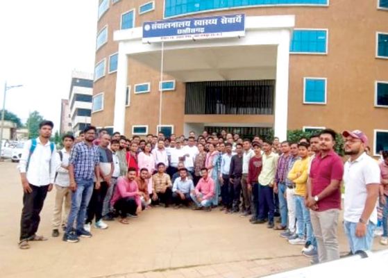 ठेका स्वास्थ्य कर्मियों ने नियमितीकरण मांगी, मिले मंत्री से