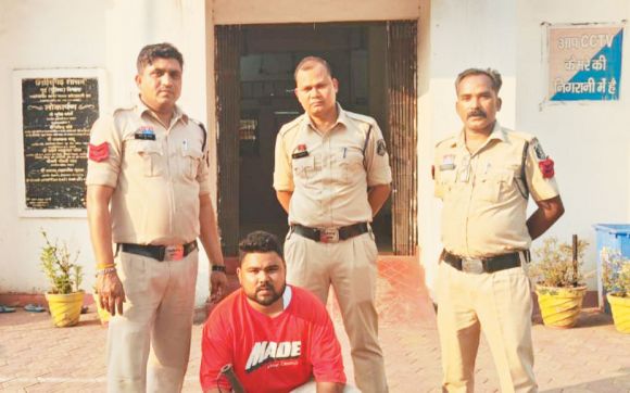 जिला अस्पताल के पास तलवार लहराते युवक पकड़ाया