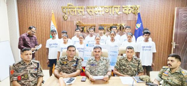 पांच महिला नक्सली सहित 14 हार्डकोर नक्सलियों का समर्पण