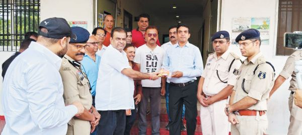 ट्रैफिक पुलिस को समर हेल्थ किट वितरित