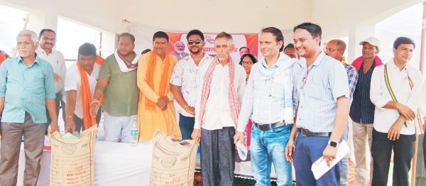 देवरी समाधान शिविर में किसानों को धान बीज वितरित