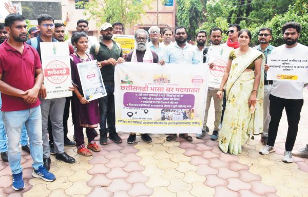  मिश्रित नहीं छत्तीसगढ़ी भाषा का पाठ्यक्रम में हो पढ़ाई