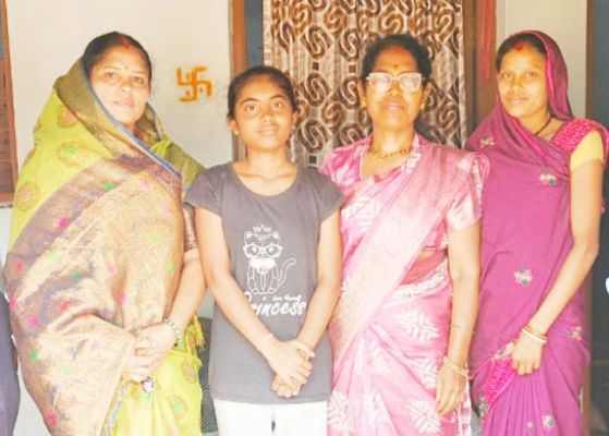 जनपद अध्यक्ष ने किया छात्रा का सम्मान