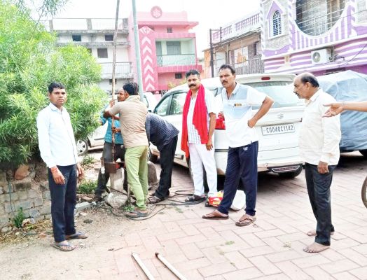 बिगड़े बोर को बनाने पालिका कर्मियों के साथ पहुंचे नपं अध्यक्ष