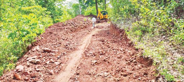 केशकुतुल के ग्रामीण खुद के पैसे से बना रहे 8 किमी की सडक़