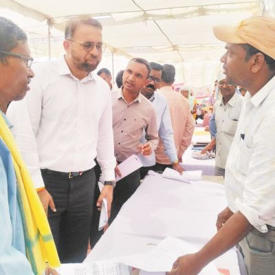उमरवाही में समाधान शिविर:  कलेक्टर ने समस्याओं को सुनकर संबंधित को दिए आवश्यक निर्देश