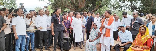 सीएम से मिल ग्रामीण गदगद, चौपाल में जानी समस्याएं