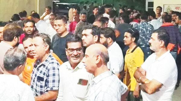 एसएसपी बंगले का घेराव पुलिस युवती की तलाश में जुटी