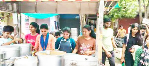 पिता के जाने के बाद बेटियों ने संभाला इडली का स्टॉल