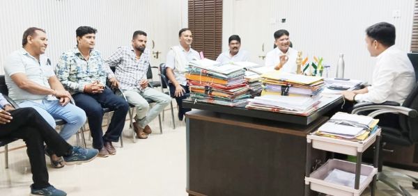 प्रदर्शन के बाद जिपं सीईओ के साथ बैठक,  मनरेगा कार्य स्वीकृत करने हुई चर्चा