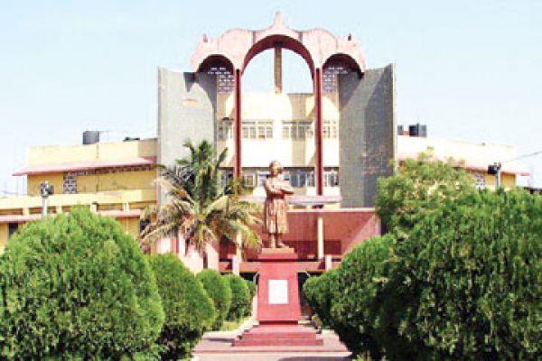 रविवि के कुलसचिव पटेल पद के अयोग्य-हाईकोर्ट