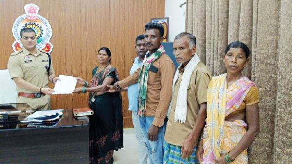 खदान को बंद कराने ग्रामीण एकजुट, सौंपा ज्ञापन
