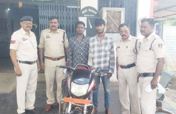 चोरी की बाइक बेचने ग्राहक ढूंढते दो आरोपी पकड़ाए