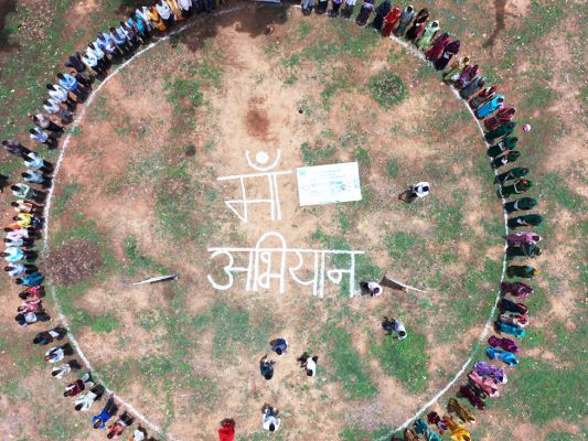 ‘मॉं’ अभियान: महानदी को संवारने नगरी में उमड़े  लोग, जनप्रतिनिधि- अफसरों संग मिलकर की सफाई