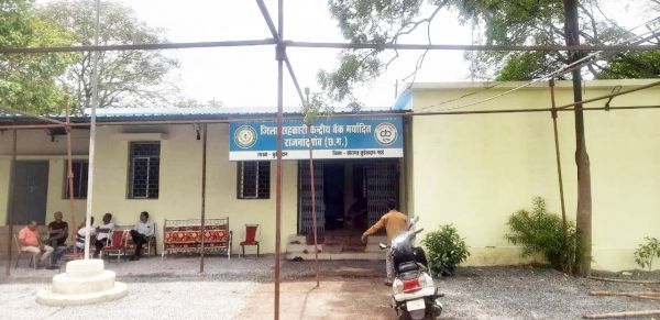 छुईखदान के न्यायालय परिसर में सहकारी बैंक का संचालन