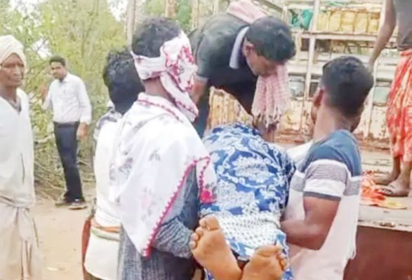 हार्वेस्टर के लिए रास्ता बनाते करंट से किसान की मौत