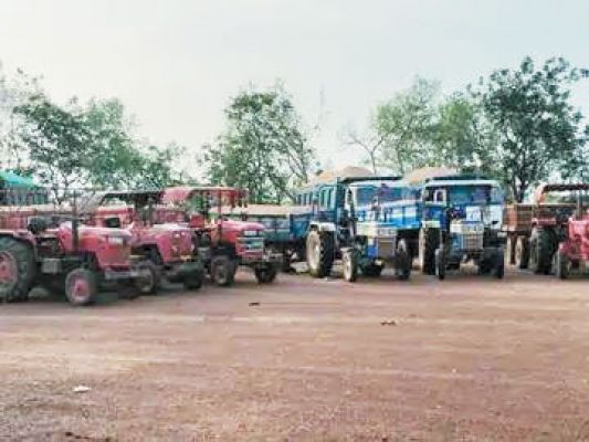 रेत का अवैध परिवहन, 17 ट्रैक्टर व 6 हाईवा को जब्त