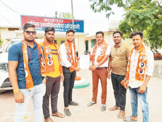 तेलीकोट के शिक्षक को हटाने की मांग, शिवसेना ने एसडीएम को सौंपा ज्ञापन