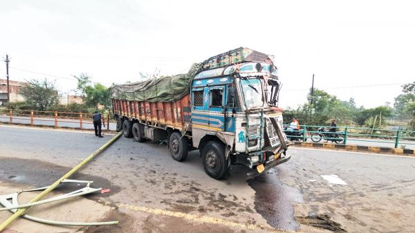 मिनी ट्रक को टक्कर मार खंभा उखाड़ते डिवाइडर में जा घुसा ट्रक