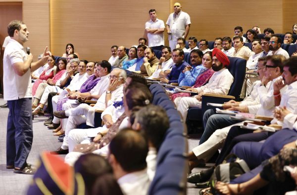 मीडिया विभाग के प्रमुखों से राहुल की चर्चा
