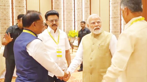 पीएम ने थामा साय का हाथ, और कहा-छत्तीसगढ़ की बात अभी बाकी है...