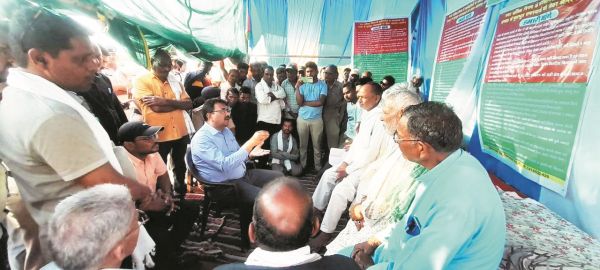 आयुक्त ने समाप्त कराया अनशन