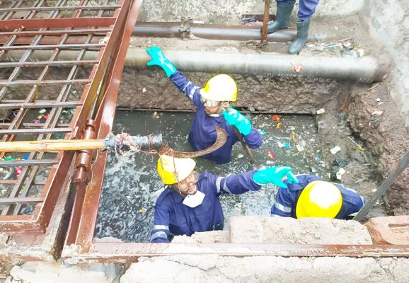 कर्मियों ने सेफ्टी सूट में उतर निकाला नाला से 5 ट्रैक्टर कचरा, कारोबारी पर 5 हजार जुर्माना