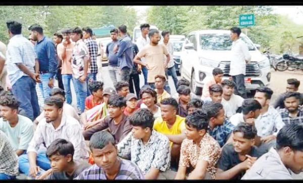 सरकारी जमीन पर अवैध कब्जा, फूटा ग्रामीणों का गुस्सा, चक्काजाम