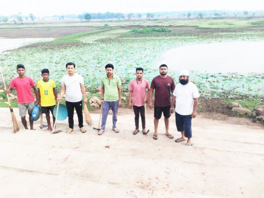 परमार्थ सेवा समिति ने की बांधा तालाब घाट व हनुमान मंदिर प्रांगण की सफाई