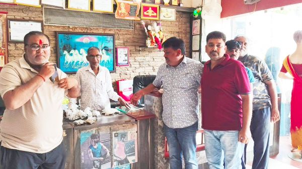 चेम्बर ऑफ कॉमर्स ने सिक्कों  का वितरण किया