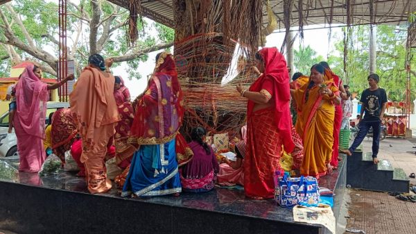 पति की दीर्घायु के लिए सुहागिनों ने रखा व्रत