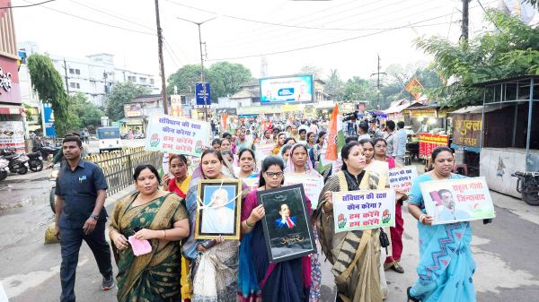 संविधान बचाने एकजुट, कांगे्रसियों ने निकाली रैली