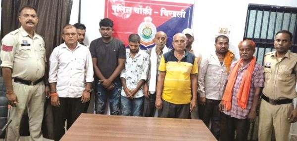 खेत में जुआ खेलते 9 गिरफ्तार