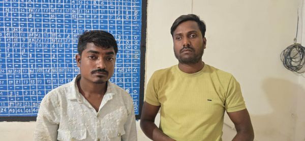 चाकू के साथ एक नाबालिग सहित 3 गिरफ्तार