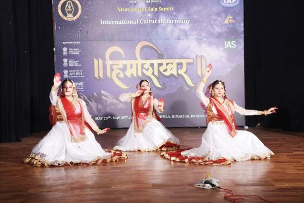 शिमला के मंच पर सिया, पूर्वी, योशिता ने बिखेरा कथक का जादू