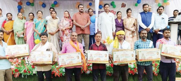 समाधान शिविर में शामिल हुए विधायक टेकाम