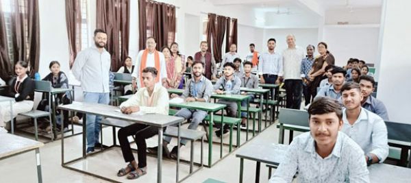 निबंध लेखन स्पर्धा में कॉलेज विद्यार्थियों ने लिया बढ़-चढक़र हिस्सा