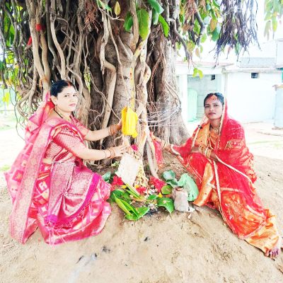 पति की दीर्घायु के लिए रखा वट सावित्री व्रत