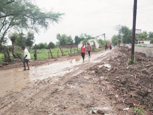 नाला निर्माण की मिट्टी से 200 मीटर सडक़ कीचड़ में तब्दील