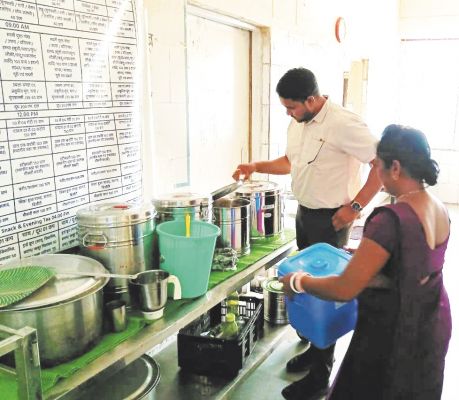 जिला अस्पताल कैंटीन का अफसरों ने किया औचक निरीक्षण