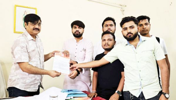 बरसात से पूर्व बिजली व्यवस्था सुदृढ़ करने आजाद सेवा संघ ने सौंपा ज्ञापन