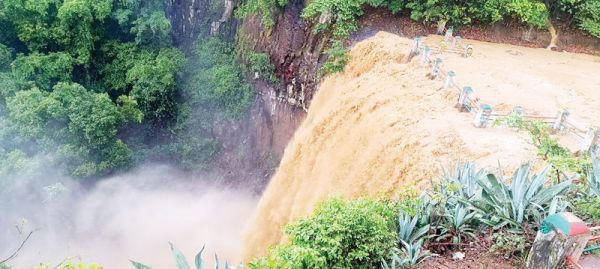  बारिश के बाद टाईगर प्वाइंट झरना कर रहा आकर्षित