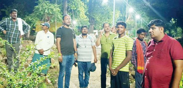 स्ट्रीट लाइटबंद होने की शिकायतें, ठेकेदार-जनप्रतिनिधियों ने लिया जायजा