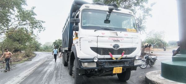  तेज रफ्तार हाइवा ने ली गाय की जान, ग्रामीणों में आक्रोश