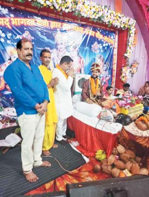 भागवत कथा सुनने पहुंचे जिपं अध्यक्ष
