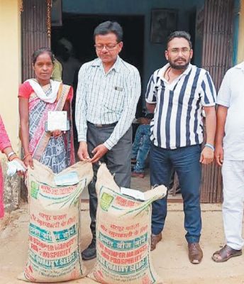 धान बीज के लिए समितियों के चक्कर काट रहे किसान