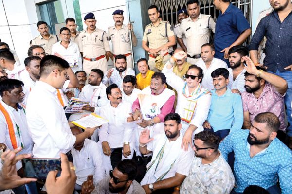 हाई सिक्योरिटी नंबर प्लेट को लेकर आरटीओ दफ्तर का घेराव