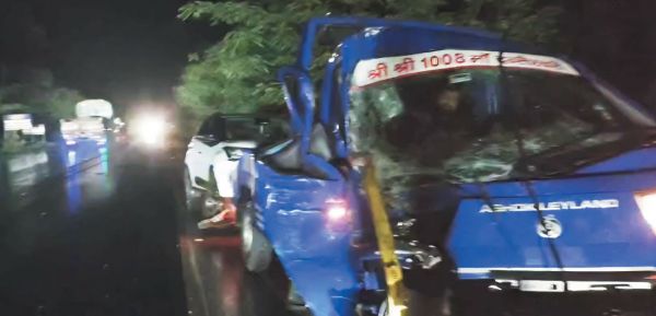 मिनी टोह क्रेन ट्रक से टकराई, चालक फंसा