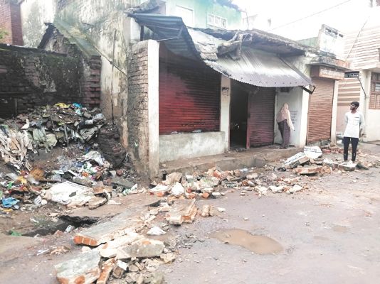 बारिश के दौरान मकान के सामने का हिस्सा गिरा, बोलेरो की छत क्षतिग्रस्त, एक जख्मी